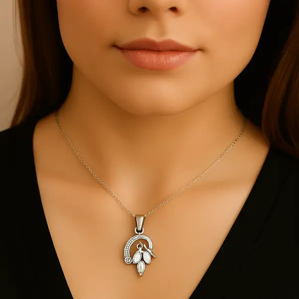 FANCY WHITE STONE PENDENT